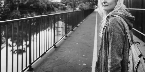 Femme debout dehors sur le pont — Photo