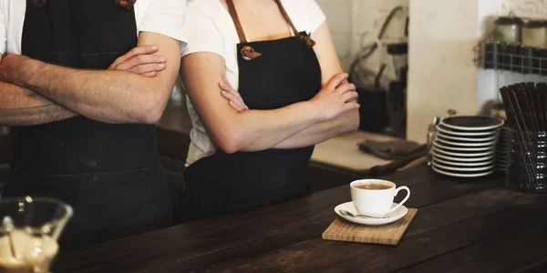 Официантка и бариста работают в кафе — стоковое фото