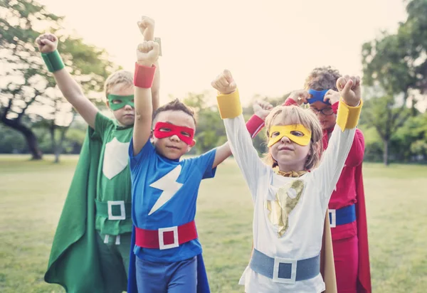 Superhéroes Niños alegres se divierten — Foto de Stock