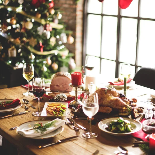 クリスマスのお祝いと食事テーブル — ストック写真