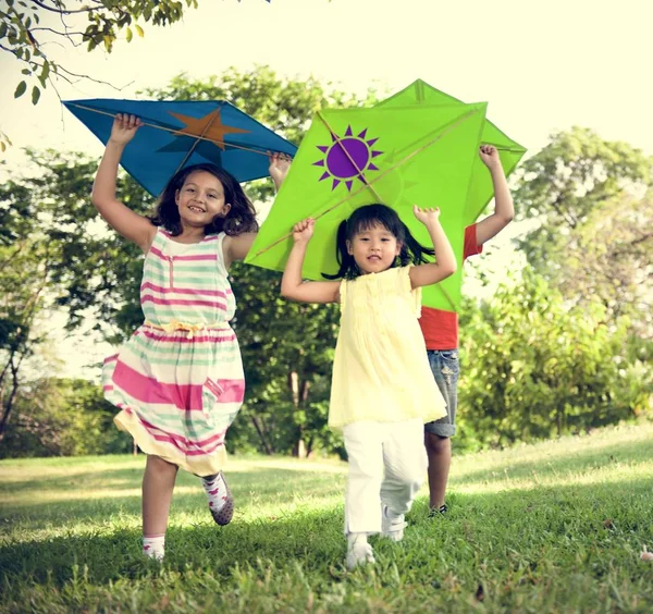 Children playing with Flying Kites — Stock Photo, Image