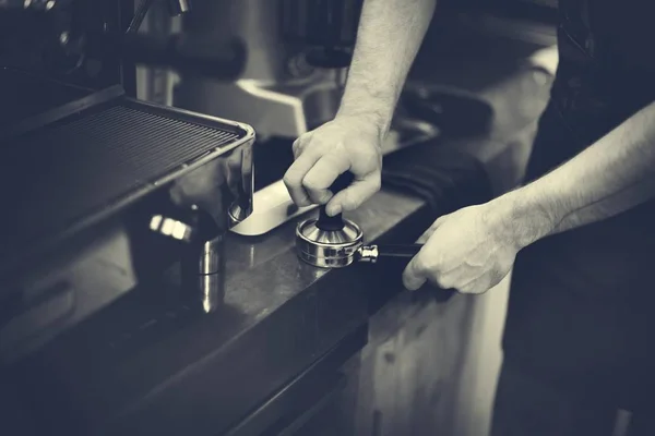 Barista preparar café — Fotografia de Stock