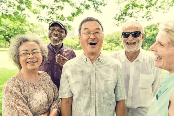 Senior vrienden hebben plezier in het park — Stockfoto