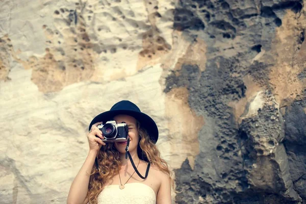 Chica sosteniendo cámara — Foto de Stock