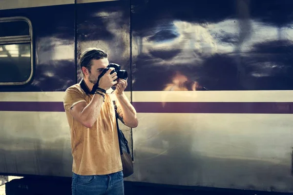 Mannen med kameran på järnvägsstation — Stockfoto