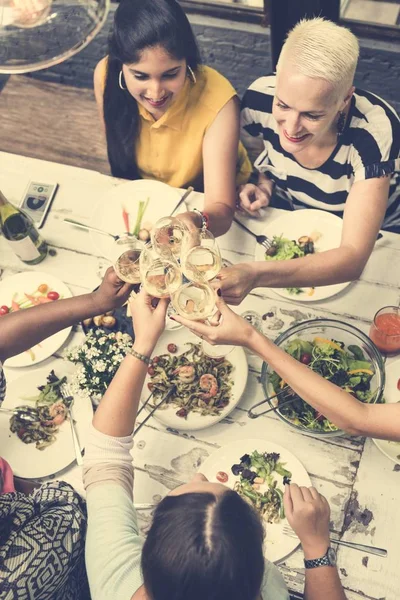 Kadın yemek yerken — Stok fotoğraf