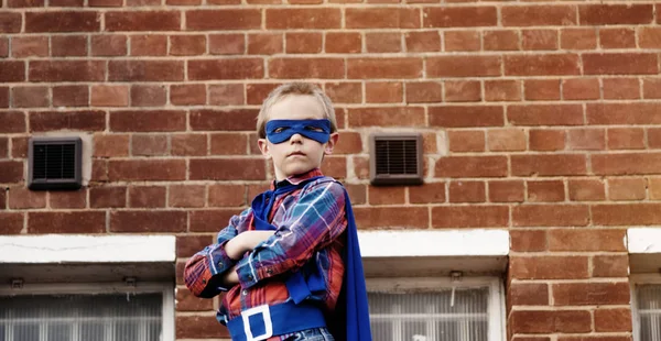 Superhéroe Little Boy en la calle — Foto de Stock