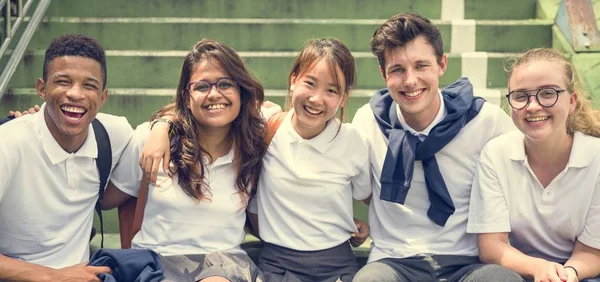 Diversos Estudantes em uniforme escolar — Fotografia de Stock