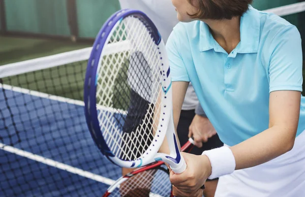 Mensen spelen in Tennisbaan — Stockfoto
