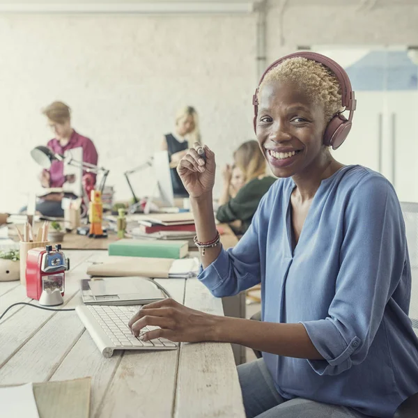 Hipster arbeiten im modernen Büro — Stockfoto