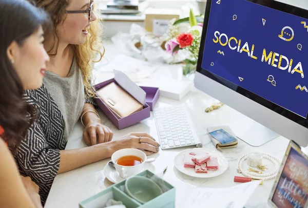 Donne che lavorano insieme — Foto Stock