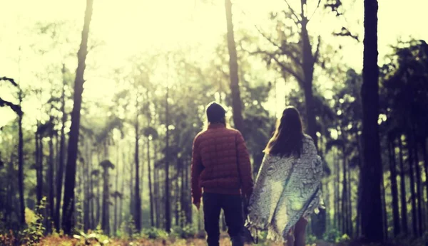 Jeune couple de voyageurs en forêt — Photo