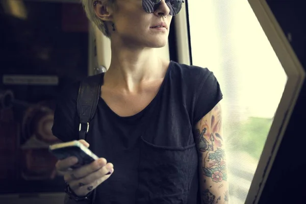 스마트폰을 들고 있는 여자 — 스톡 사진