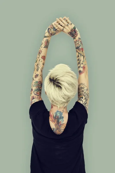 Mulher em tatuagens visão traseira — Fotografia de Stock