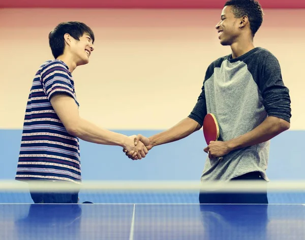 Ping pong jugadores apretón de manos — Foto de Stock