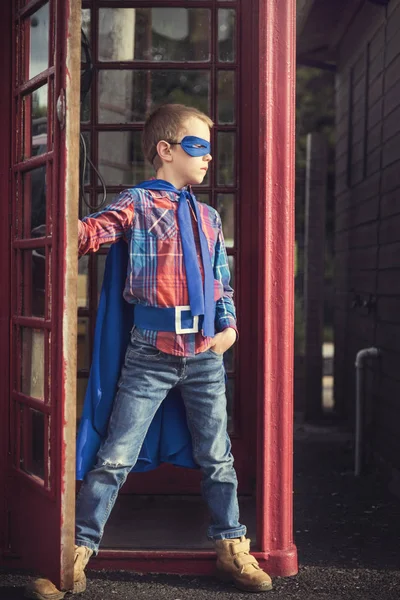 Superhéroe Little Boy en la calle — Foto de Stock