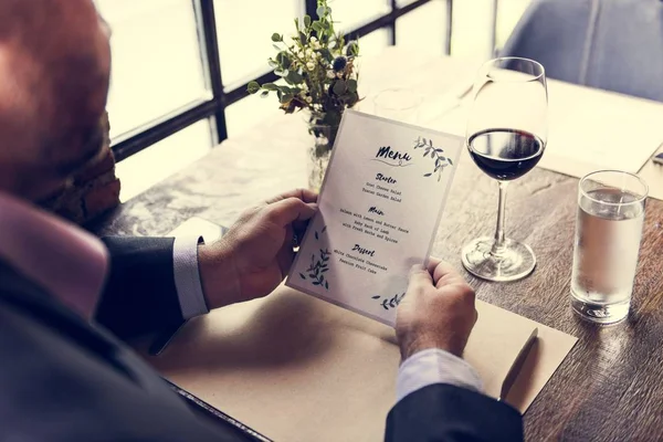 Hombre leyendo menú del restaurante — Foto de Stock