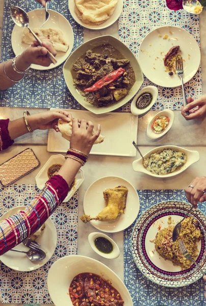 Mensen Indisch voedsel eten in restaurant — Stockfoto