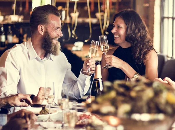 Gente alegre bebiendo champán — Foto de Stock