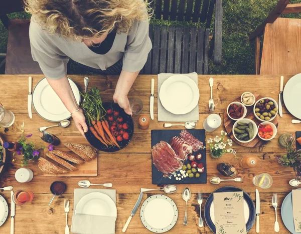 Femme préparant la table pour le dîner — Photo