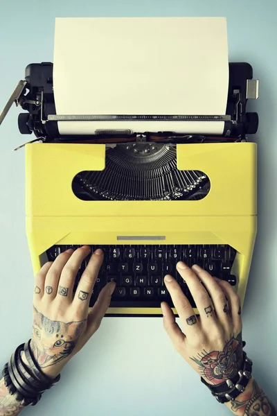 Hands typing on Typewriter Machine — Stock Photo, Image