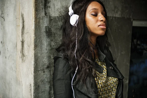 Mulher africana ouvir música — Fotografia de Stock