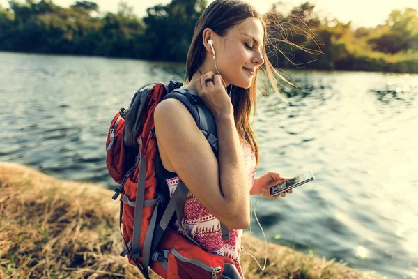 Αρκετά ταξιδιώτη κορίτσι ακούγοντας μουσική — Φωτογραφία Αρχείου