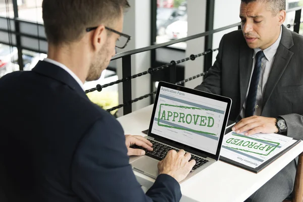 Empresarios trabajando juntos — Foto de Stock