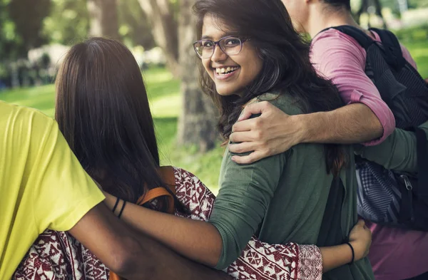 Jóvenes uniendo sus manos — Foto de Stock