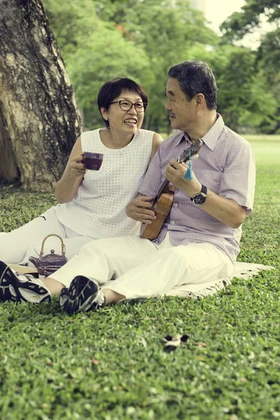 Pareja pasando tiempo en el Parque — Foto de Stock