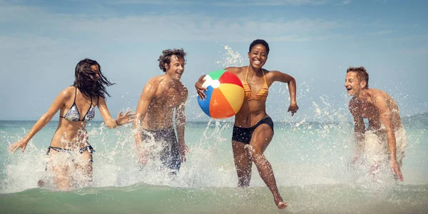 Ludzie, zabawy na plaży — Zdjęcie stockowe