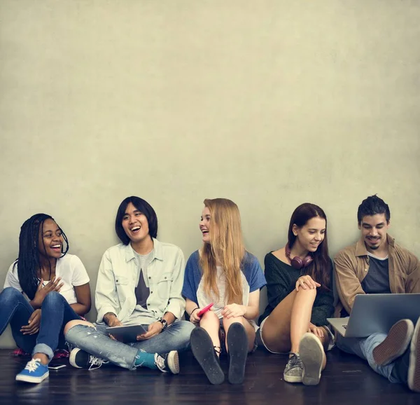 Adolescentes se divertem juntos — Fotografia de Stock