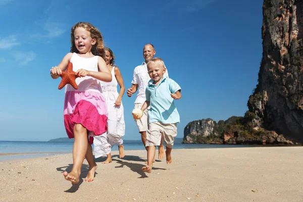Rodzina bawiąca się na plaży — Zdjęcie stockowe