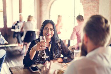 Romantik randevusu olan çift. 