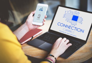 Dizüstü bilgisayar kullanan genç kadın