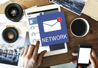  Dijital tablet kullanan adam