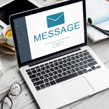 açık ahşap masanın üstünde laptop