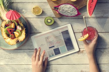 Kadın tablet tarama