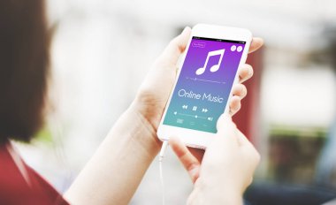 Akıllı telefon kullanan genç bir kadın.