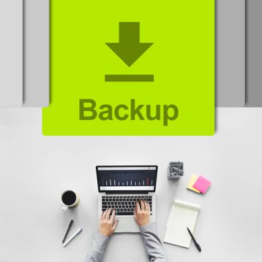 laptop ile çalışan kişi 