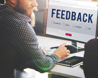 Bilgisayarda çalışan iş adamı