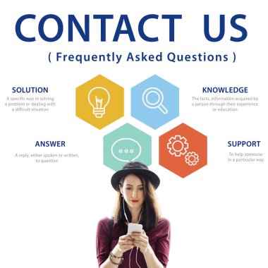 Akıllı telefon kullanan genç bir kadın.