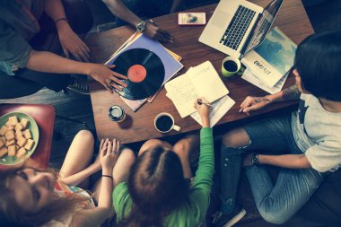 Arkadaşlar birlikte takılıyor.