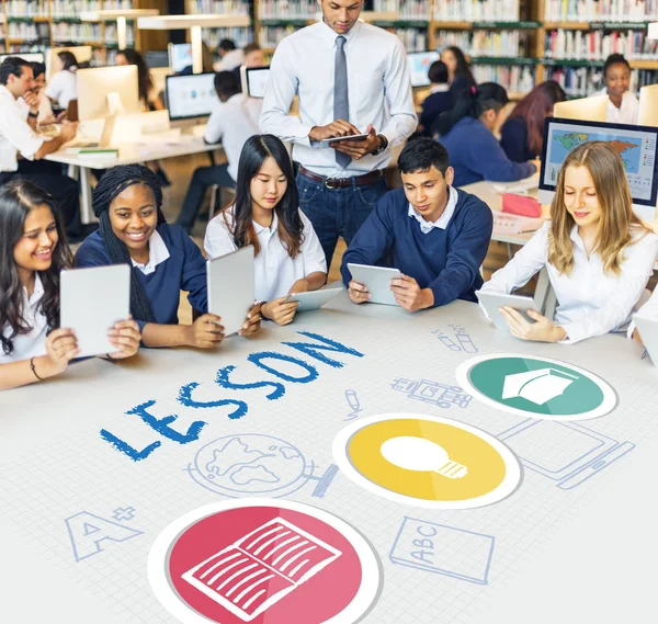 Diversidade estudantes usando tablets digitais — Fotografia de Stock