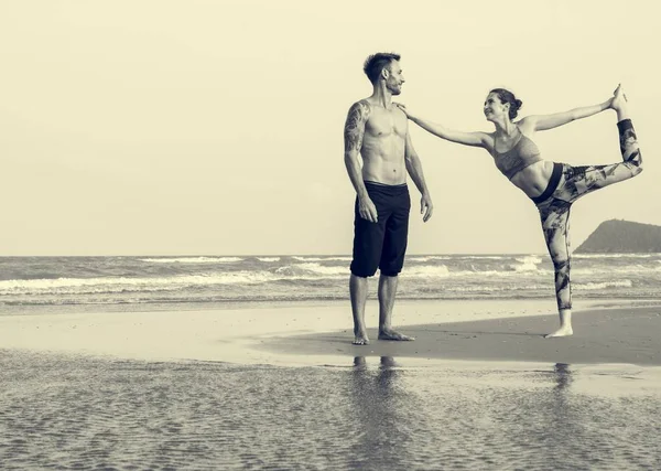 Frau und Mann beim Yoga — Stockfoto