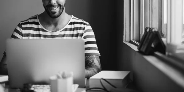 Mann arbeitet am Laptop — Stockfoto