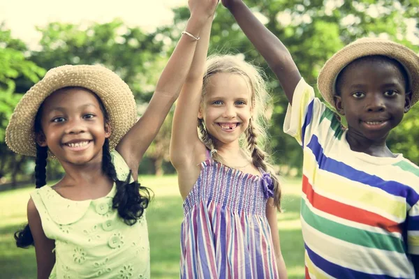 Multi etnikai gyermekek szabadban — Stock Fotó