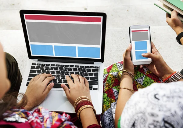 Mensen met behulp van de laptop en mobiel — Stockfoto