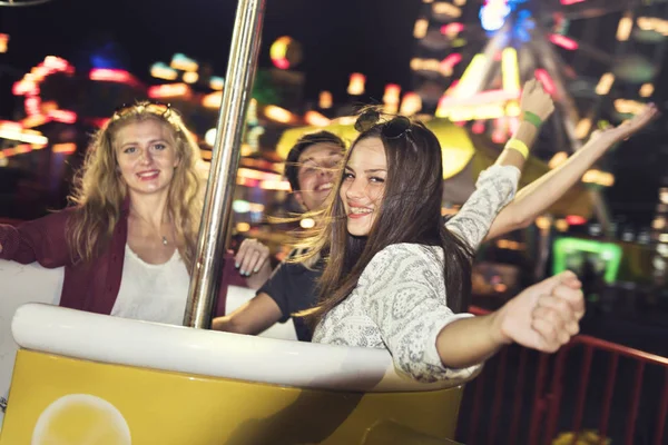 Amigos felizes no parque de diversões — Fotografia de Stock