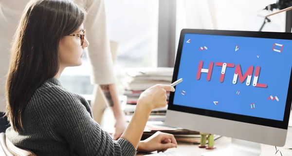 Mujer mostrando en monitor — Foto de Stock